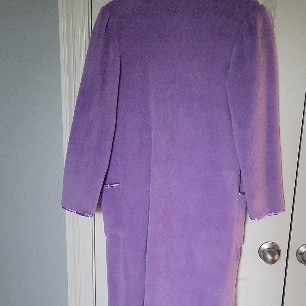 Vintage 60s/70s Light Purple Plush Robe With Floral Embroidery - Picture 3 of 3